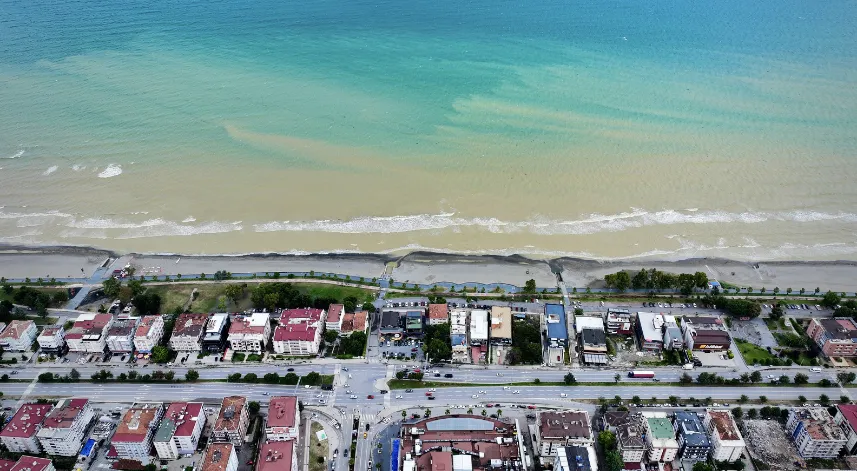 Karadeniz'de sağanak sonrası denizin rengi 