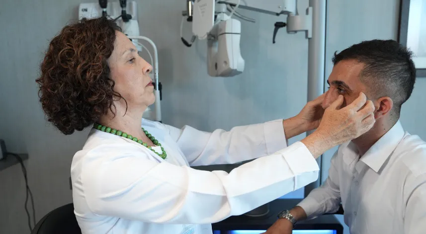 Göz kapağındaki sarkmalar görüş alanını daraltarak görme sağlığını etkileyebiliyor