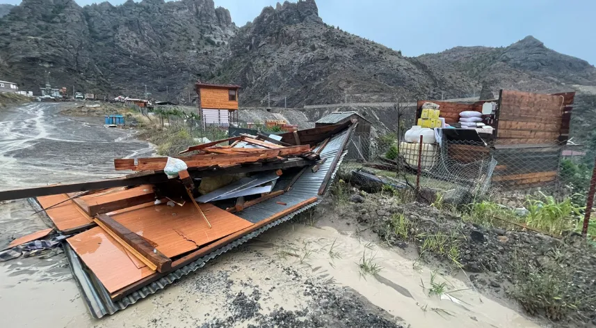 Artvin'de fırtına; çatılar uçtu, masalar savruldu