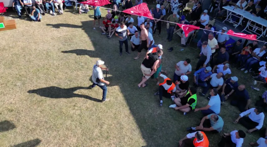 Rakibini karıştırıp seyirciyle güreşti