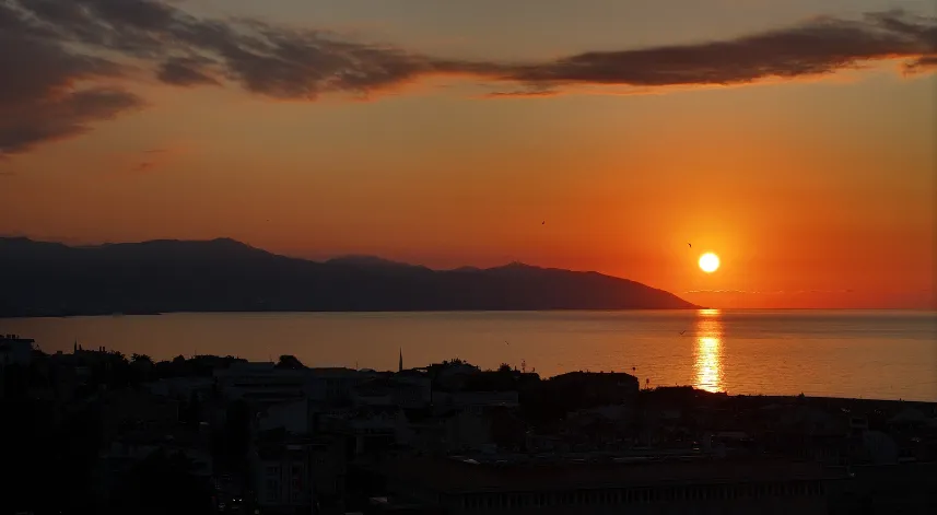 Trabzon'da gün batımı görülmeye değer manzaralar oluşturdu