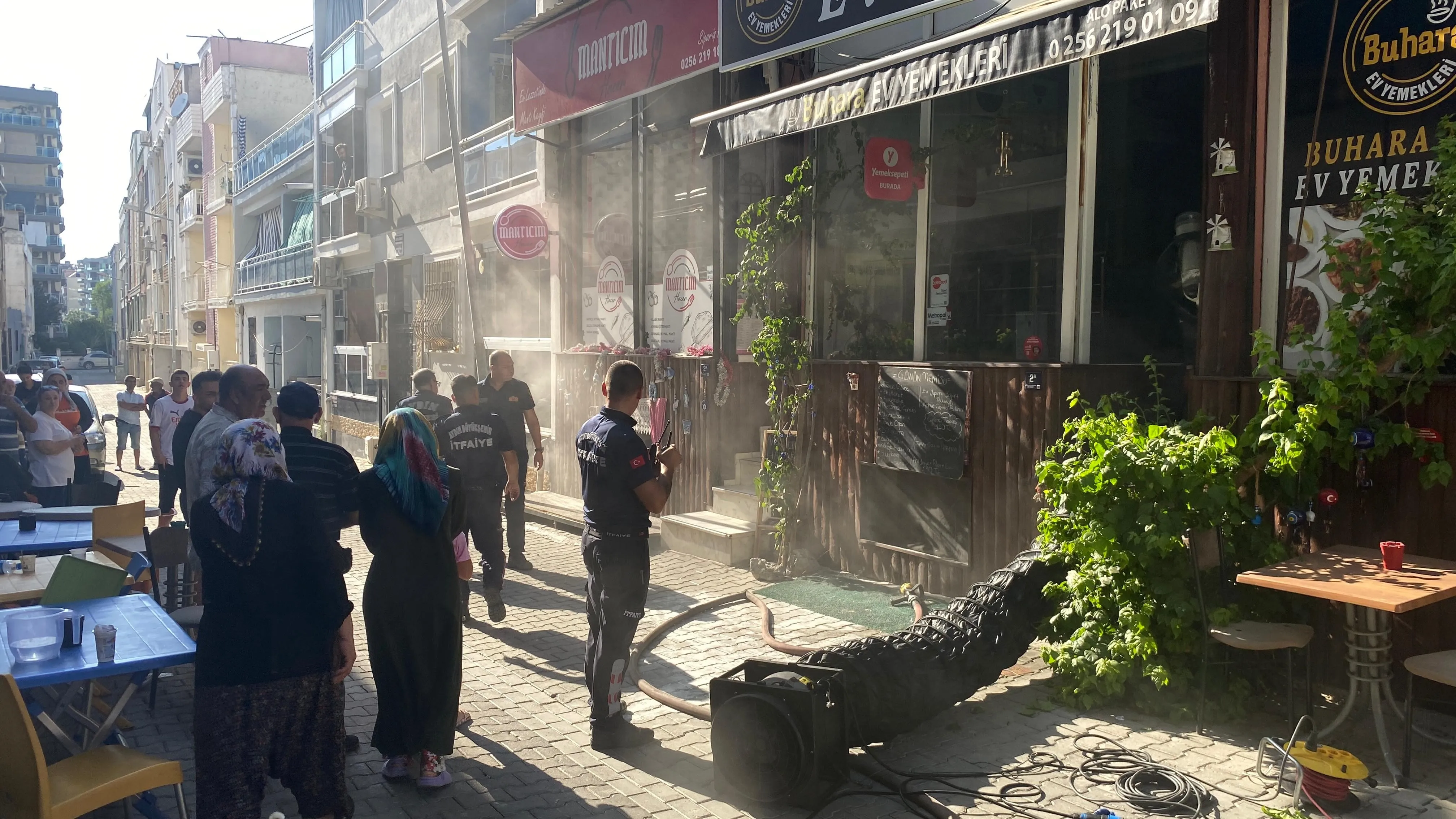 İş yerinin mutfağındaki yangın panikletti