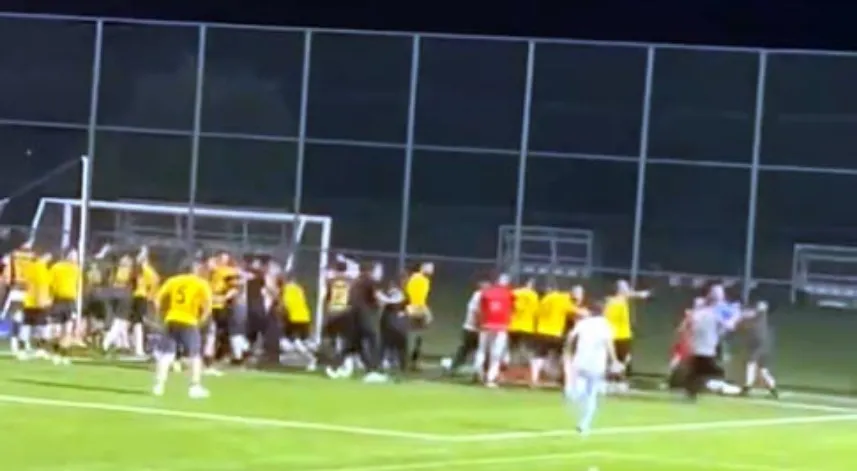 Köy turnuvasında futbolcular tekme tokat birbirine girdi