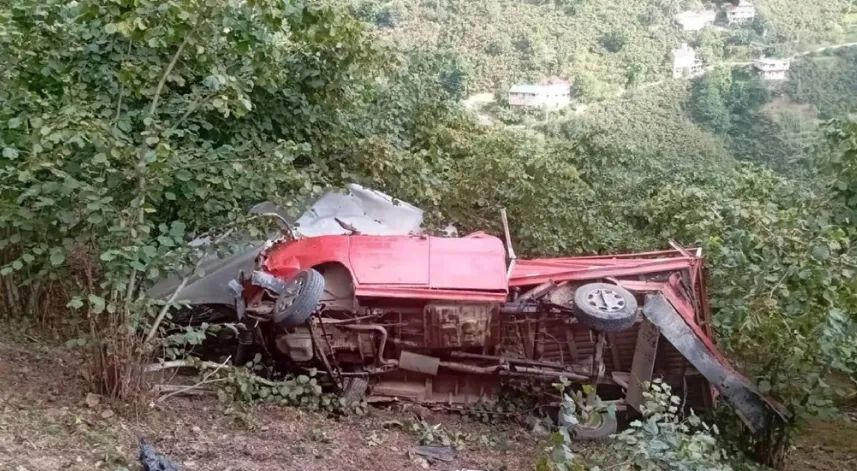 Tarım işçilerini taşıyan kamyonet şarampole yuvarlandı; 1 ölü, 9 yaralı