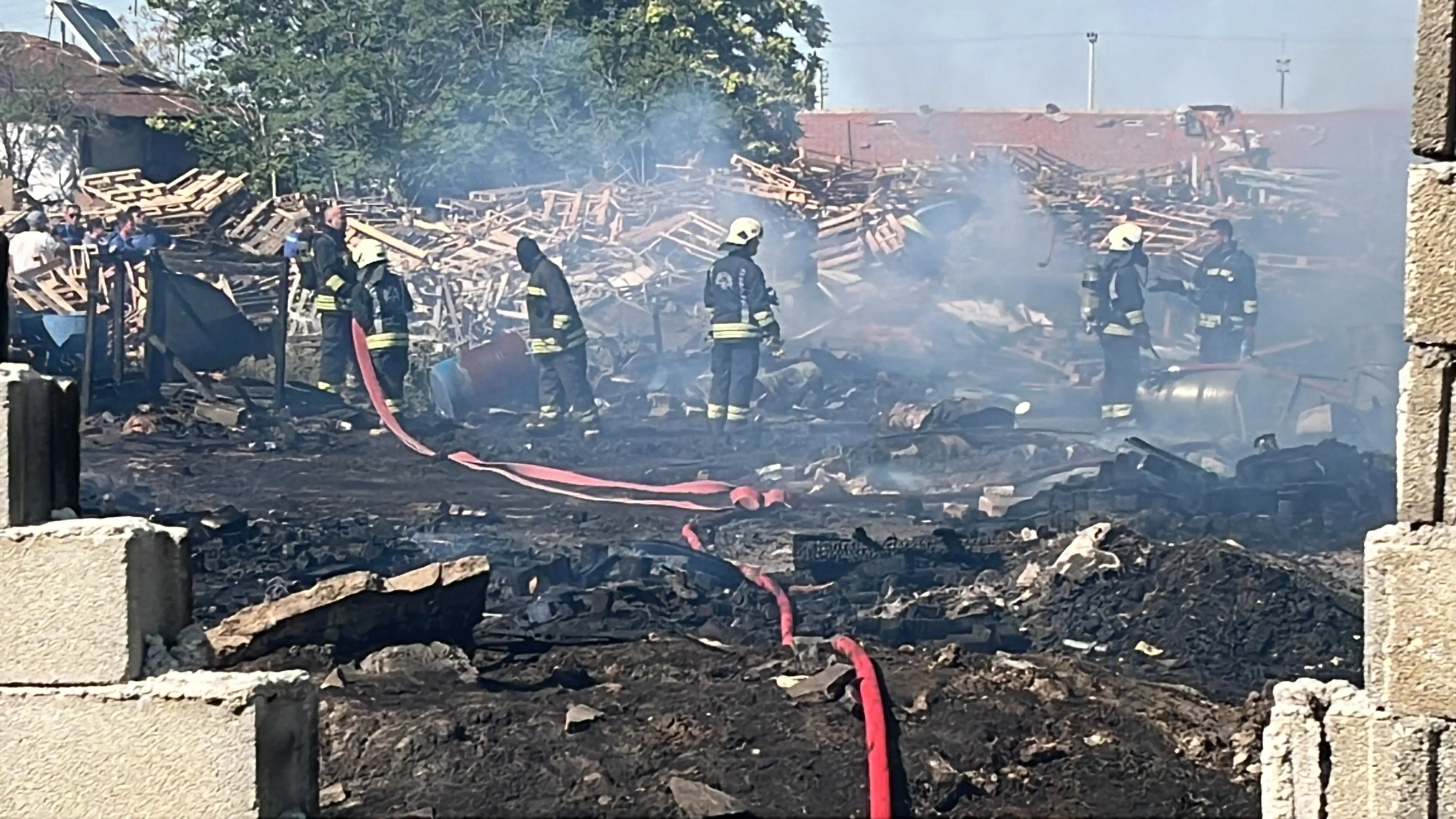 Konya'da iş yerinde çıkan yangın bahçedeki tahta paletlere sıçradı