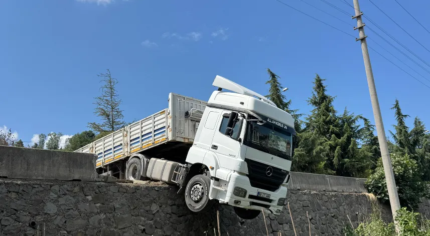 Freni boşaldığı öne sürülen saman yüklü TIR, beton bariyere çarptı