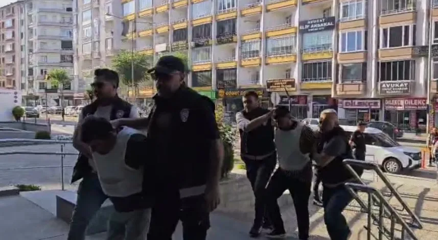 Pazarda 1 kişinin öldüğü kavganın 2 şüphelisi, çelik yelek giydirilerek adliyeye sevk edildi