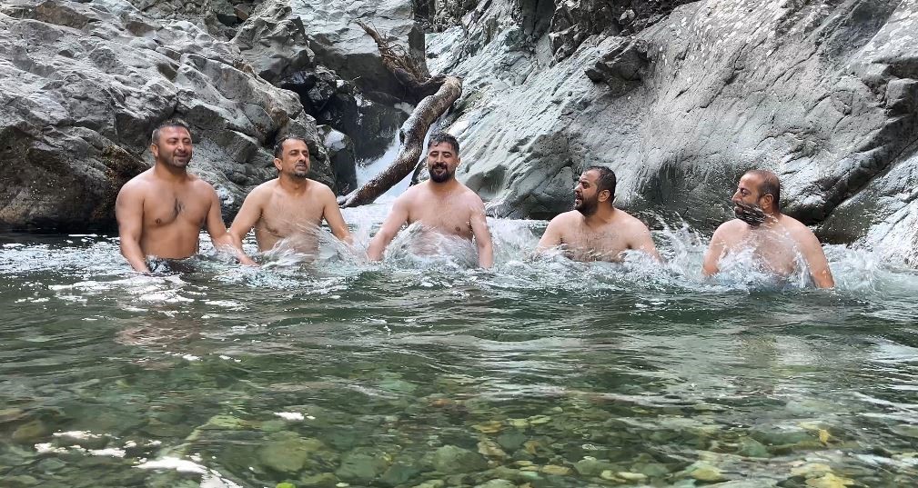 Artvin’de gençler derede horonla serinledi
