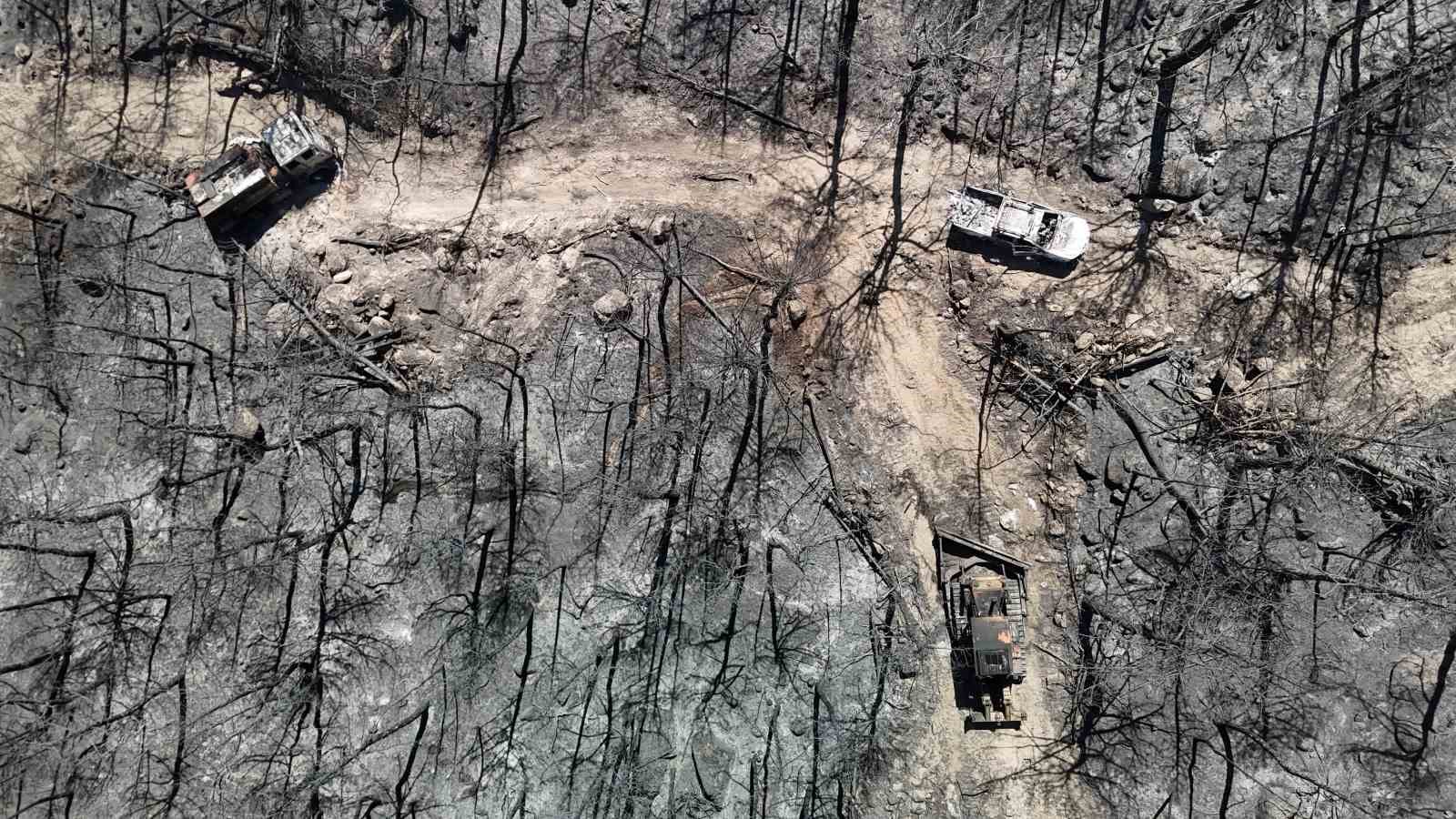 Yangında 10 görevlinin şehit olduğu alandaki araçlar çekiliyor