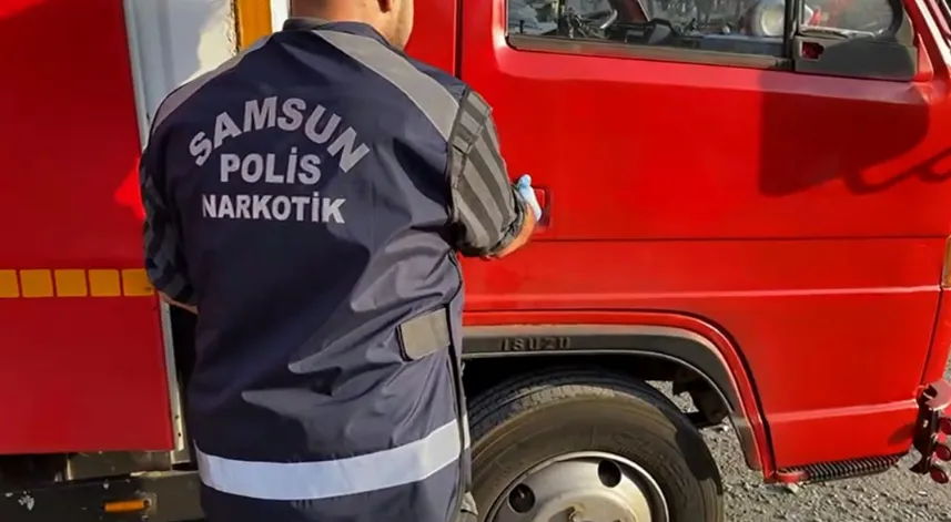 Kamyonetle uyuşturucu taşıyan 2 şüpheliye gözaltı