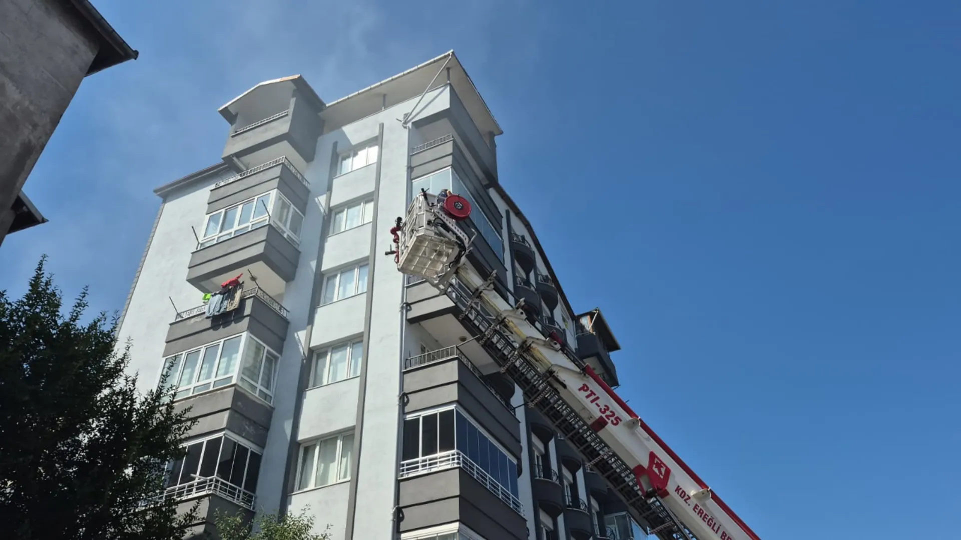 Yangın çıkan apartmanda mahsur kalan 5 kişi, itfaiye tarafından tahliye edildi