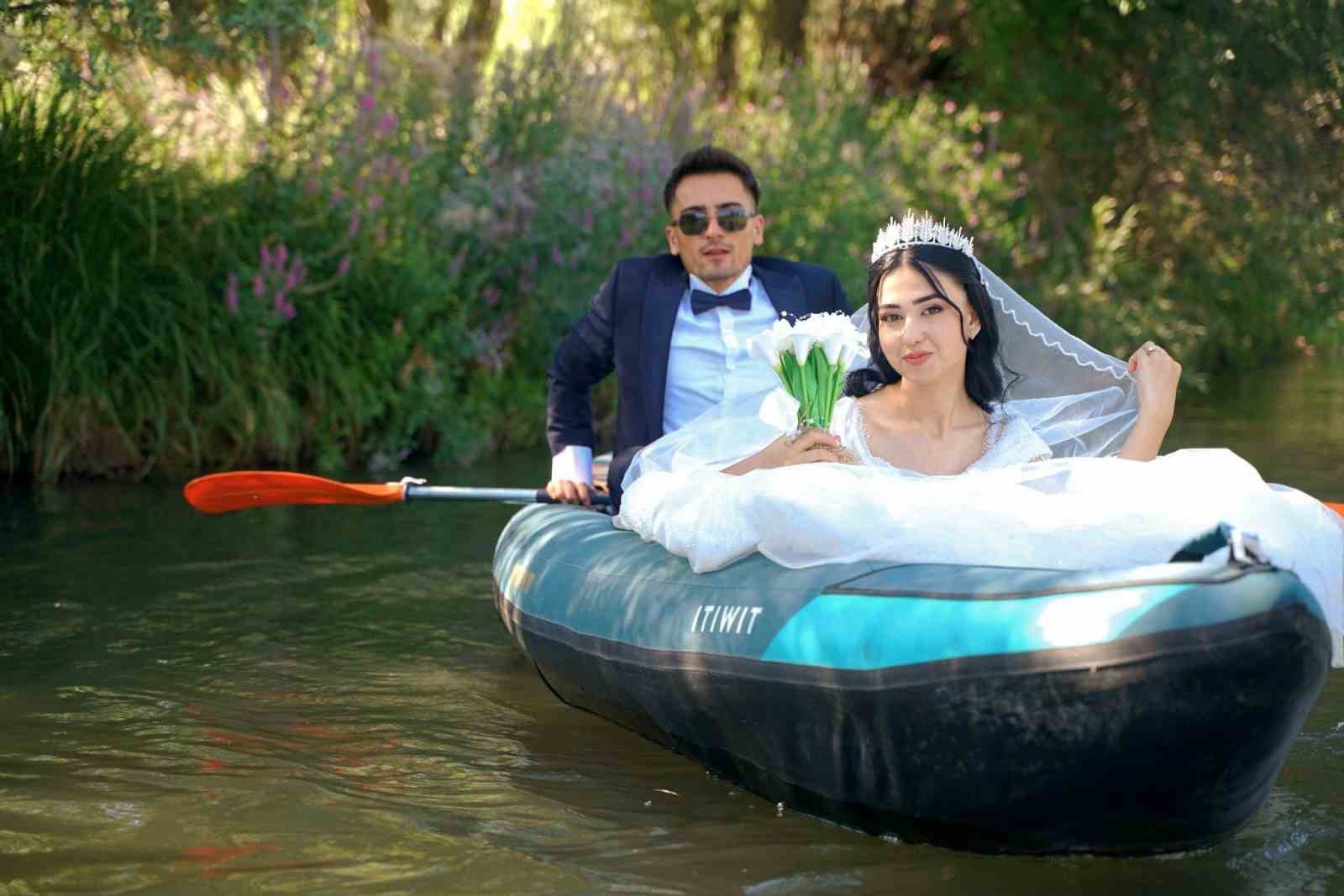 Yeni evlenen çift soluğu kanoda aldı