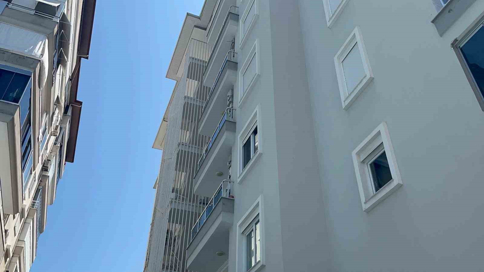 Alanya’da klima takarken dengesini kaybeden kişi 6. kattan zemine düştü