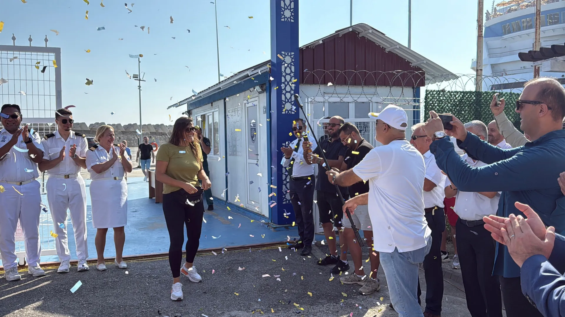 Amasra'ya kruvaziyer ile gelen 100 bininci turist, konfetiyle karşılandı