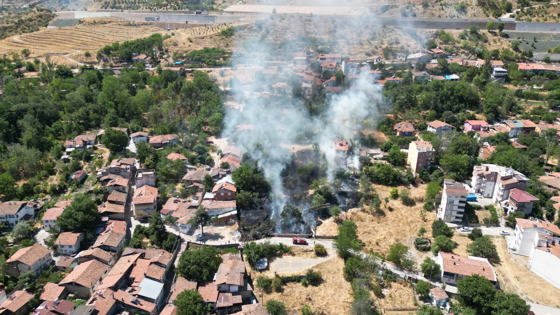 Boş arazideki yangın evlere sıçramadan söndürüldü