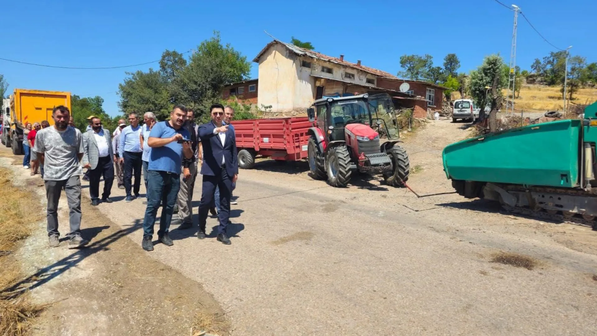 Almus’ta köy grup yollarında sıcak asfalt serimi başladı