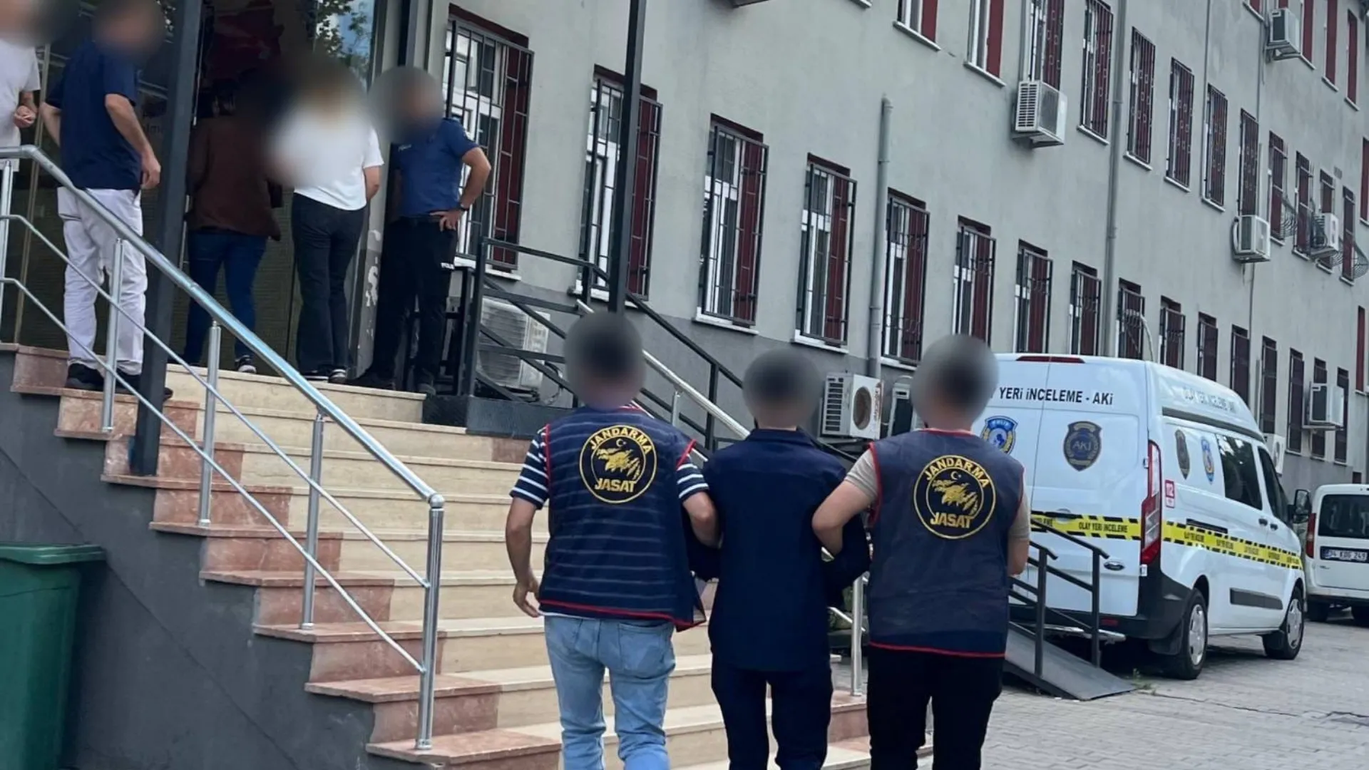 Kesinleşmiş hapis cezaları olan 10 şüpheli, yakalanıp tutuklandı