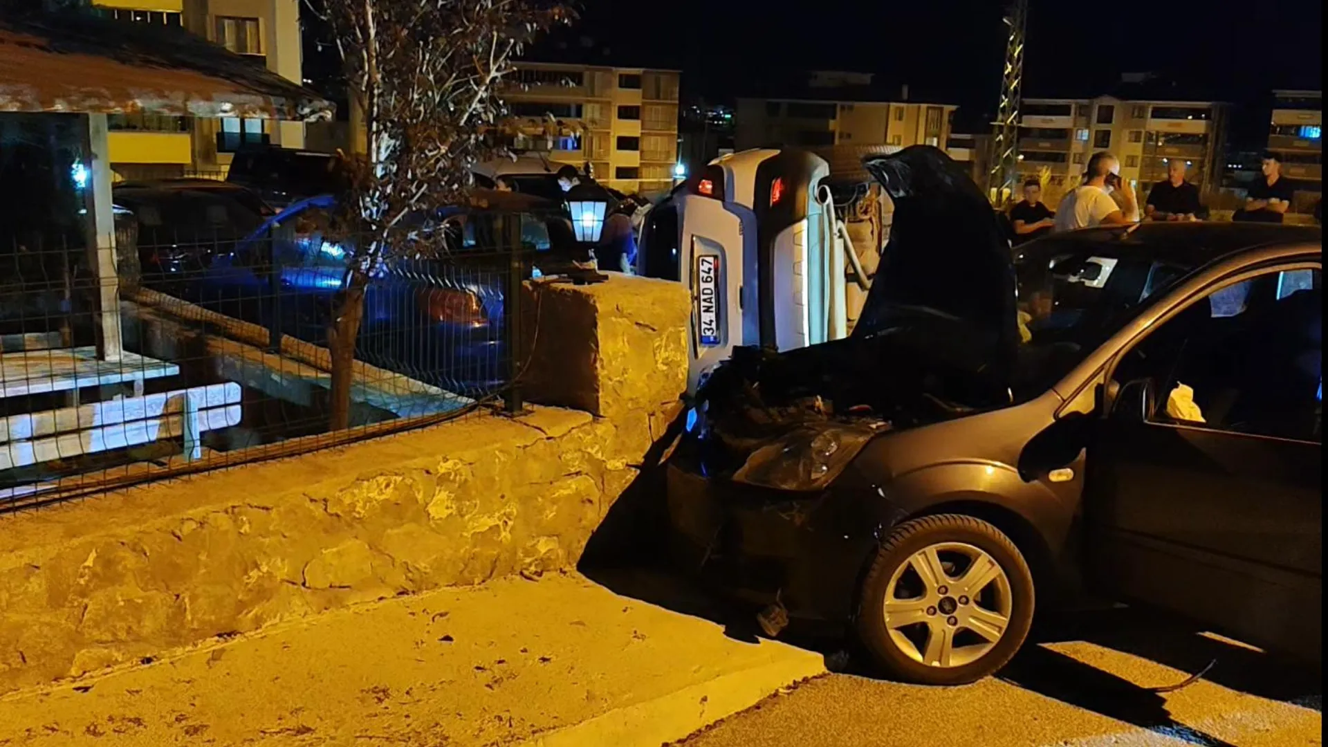 3 otomobilin karıştığı kaza kamerada; 1'i çocuk, 3 yaralı