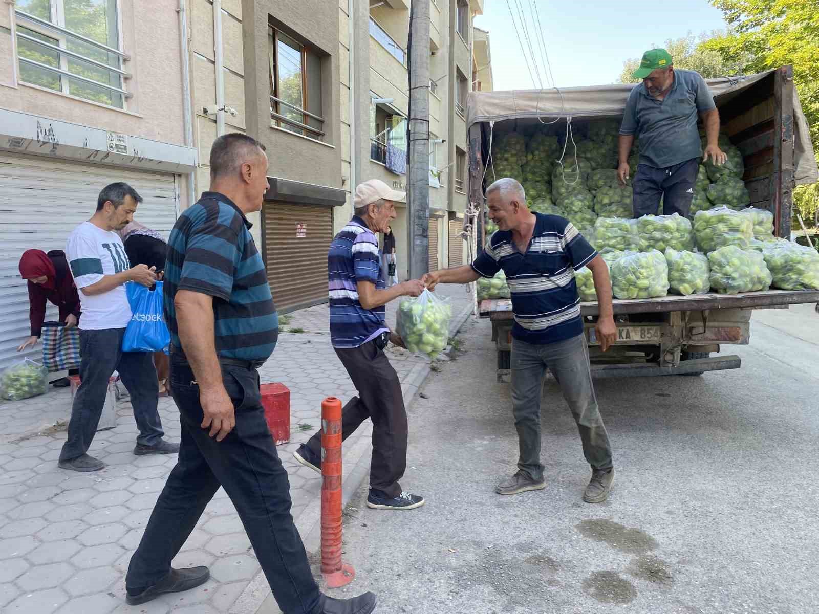 Yaklaşık 5 ton dolma biberi ücretsiz dağıttı