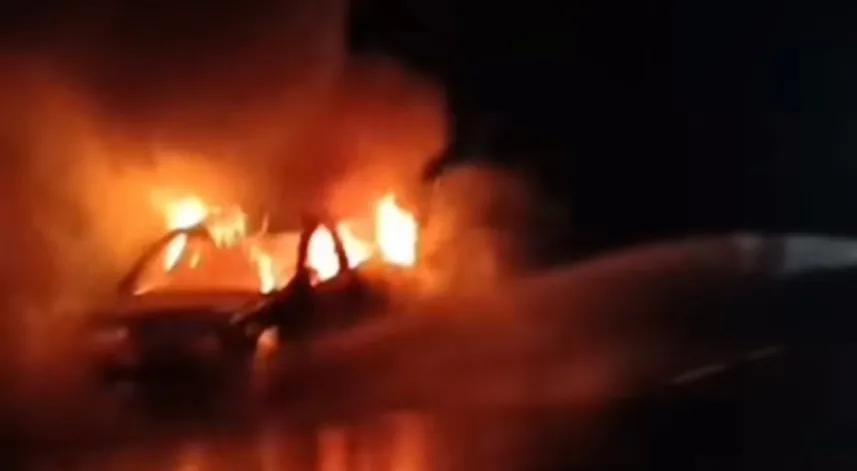 Motor kısmından alev alan otomobil yandı