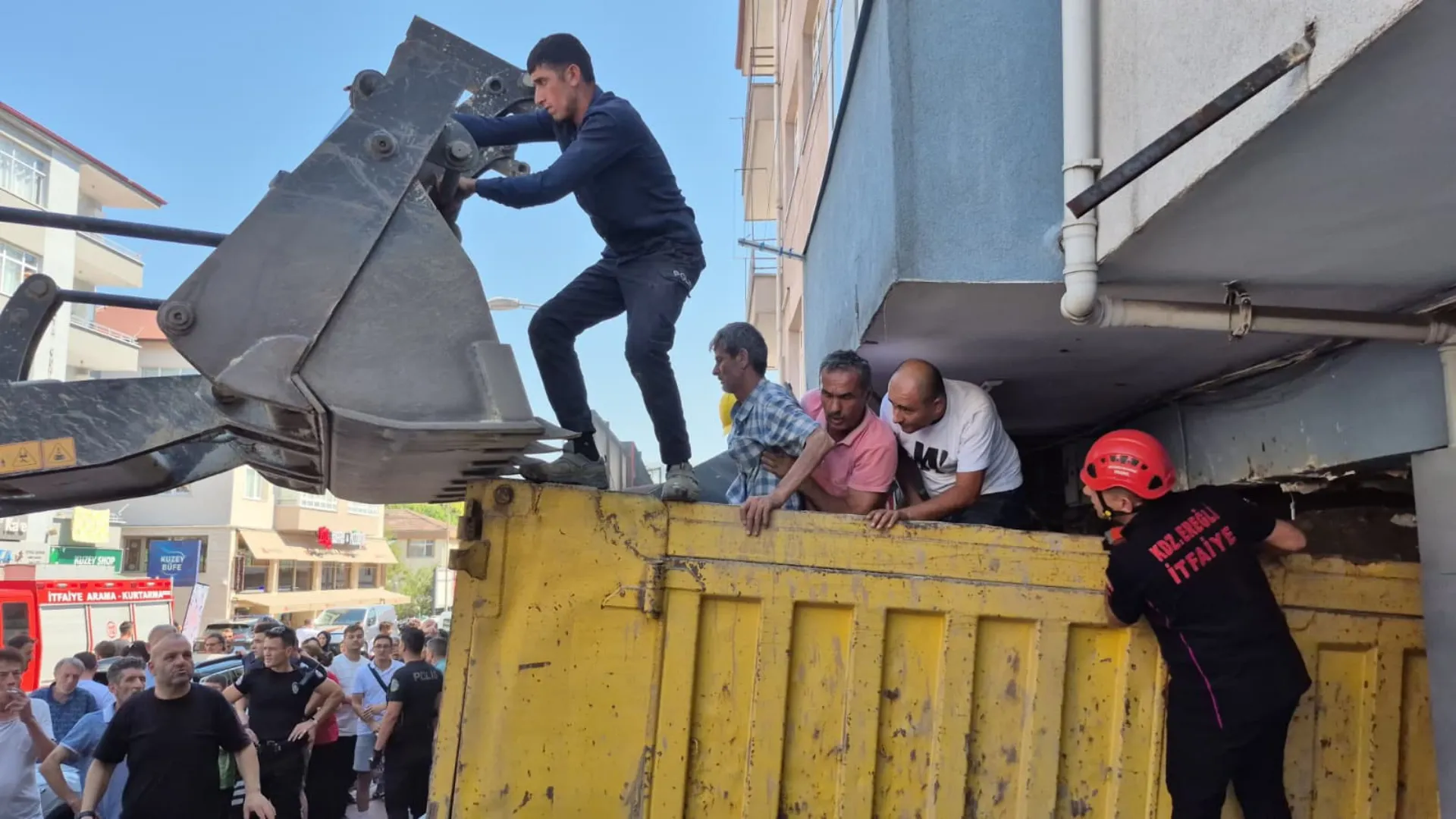 Freni boşalan hafriyat kamyonu iş yerine girdi, o anlar kamerada