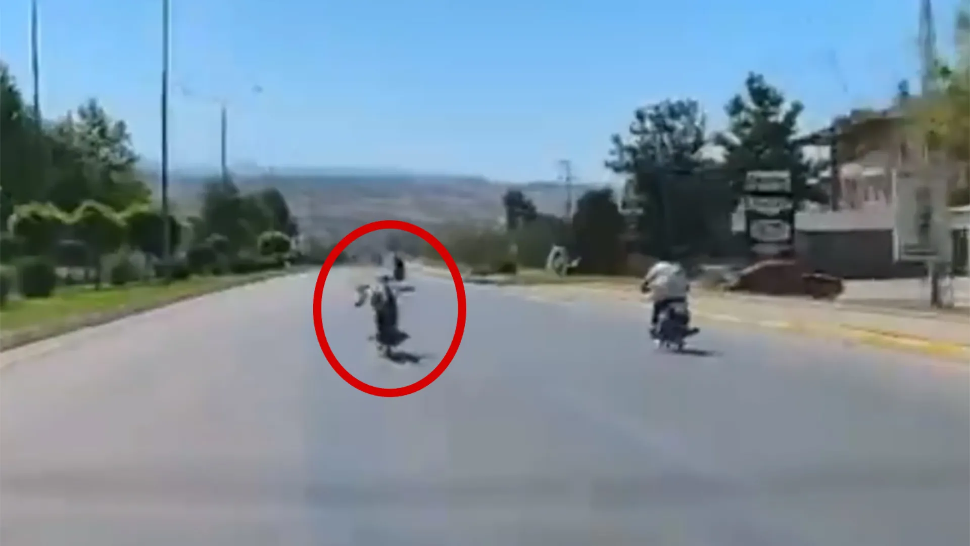 Motosiklet sürücülerinin tehlikeli yarışı kamerada