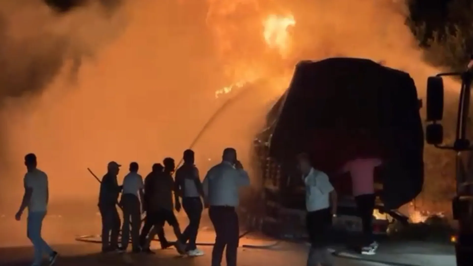 Çöp atığı yüklü TIR'ın dorsesi yandı