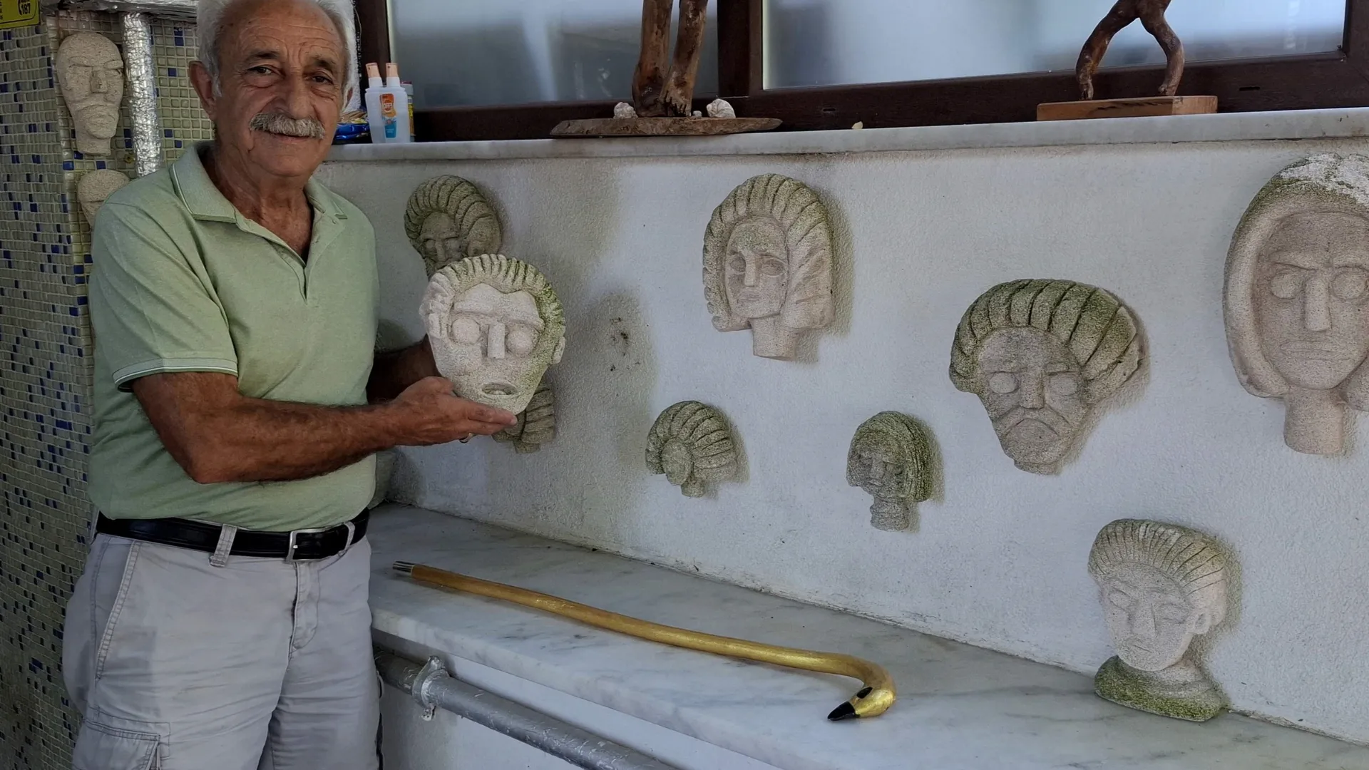 Emekli eğitimci sahilde bulduğu taşları yontarak insan figürleri yapıyor