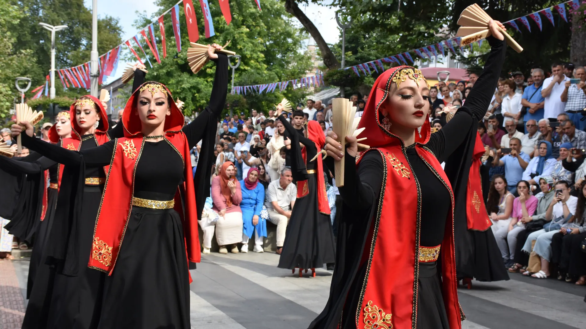 Meksika'dan Güney Afrika'ya 36 ülkeden dansçılar 