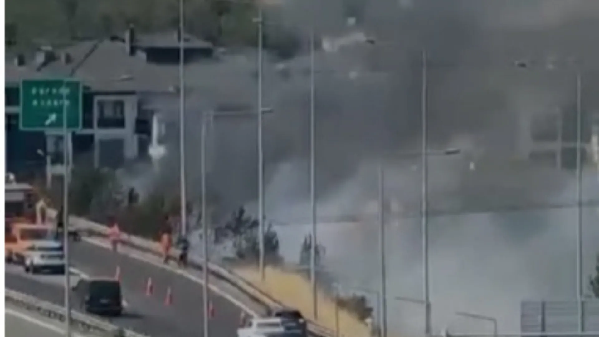 Otoyol kenarındaki ot yangını büyümeden söndürüldü