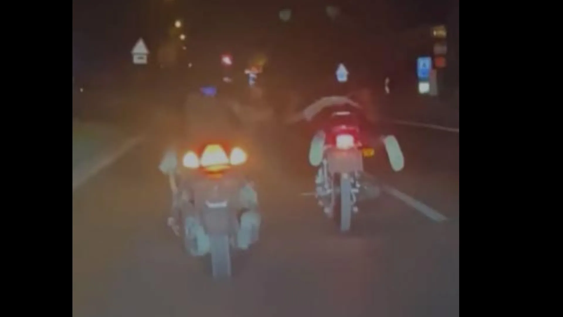 Yüzüstü uzanıp kullandıkları motosikletleriyle trafiği tehlikeye düşürdüler