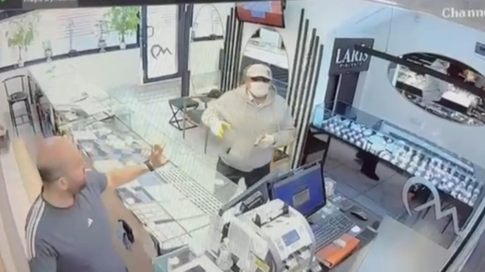 Boncuk atan oyuncak tabancayla kuyumcu soymaya çalışan şüpheli kamerada