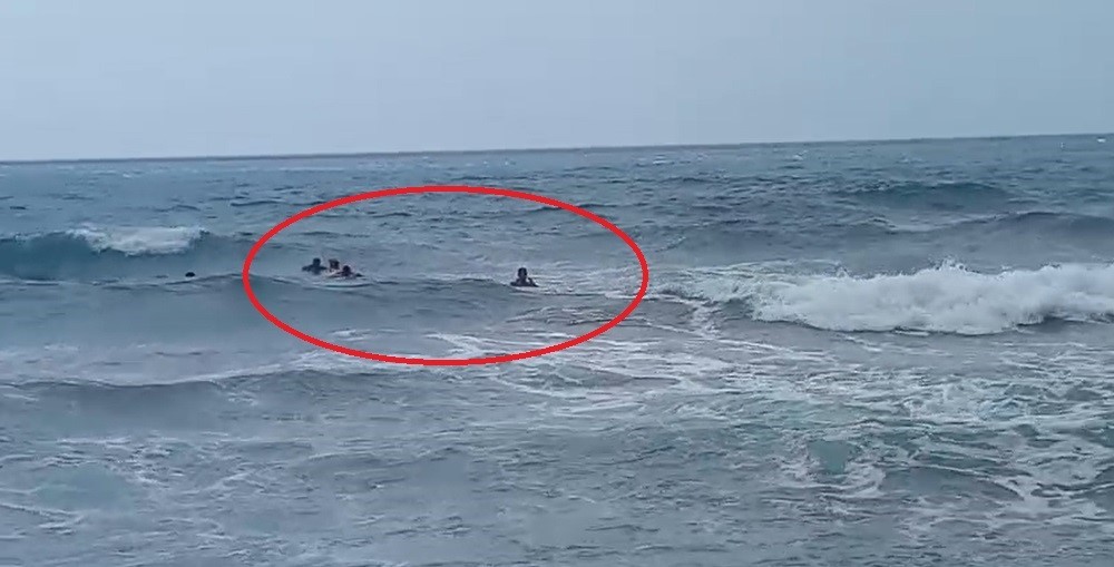 Denizde boğulma tehlikesi geçiren 2 şahsın ölümle burun buruna geldiği anlar kamerada