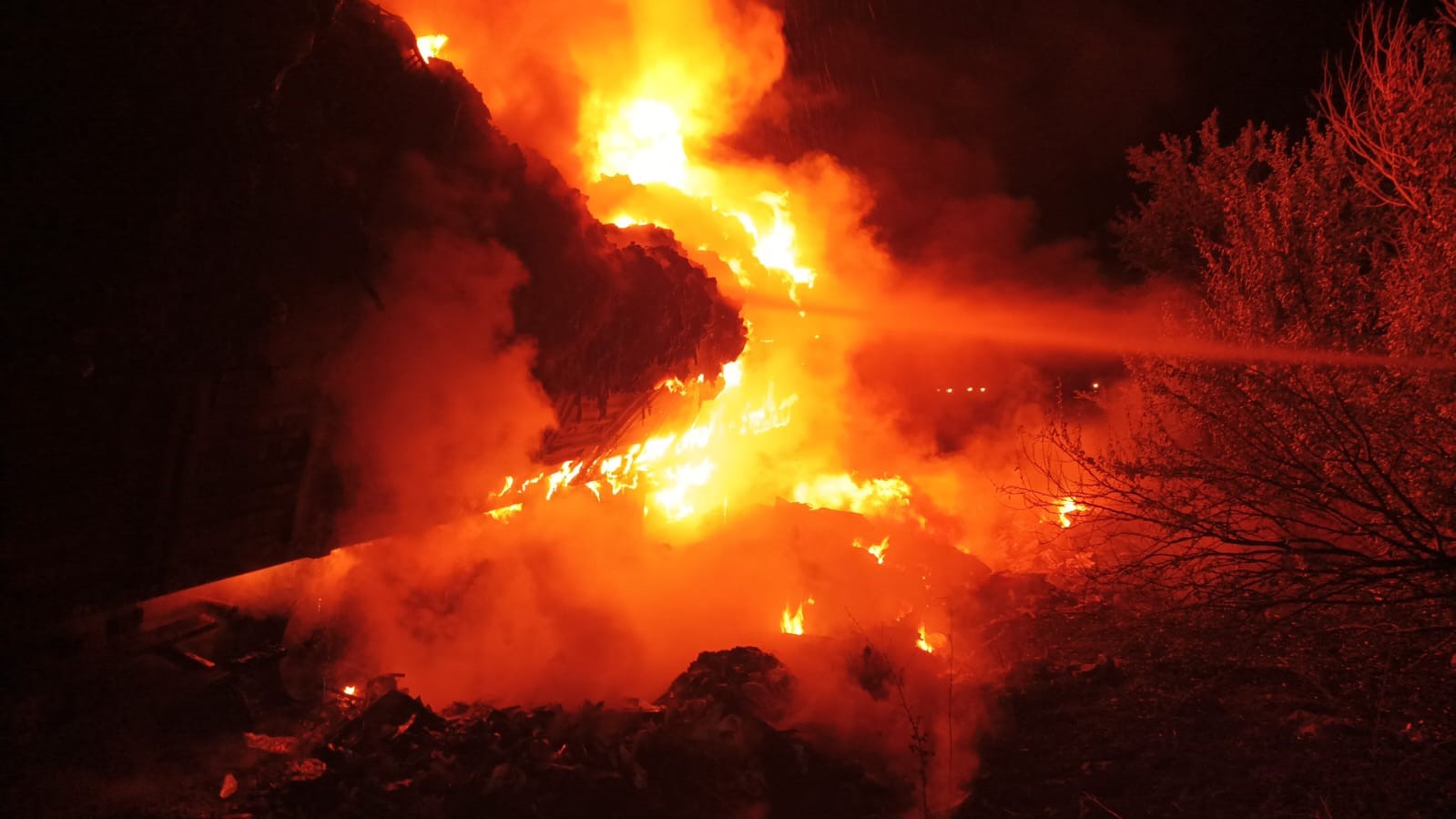 Çorum’da çöp yüklü tır alev alev yandı