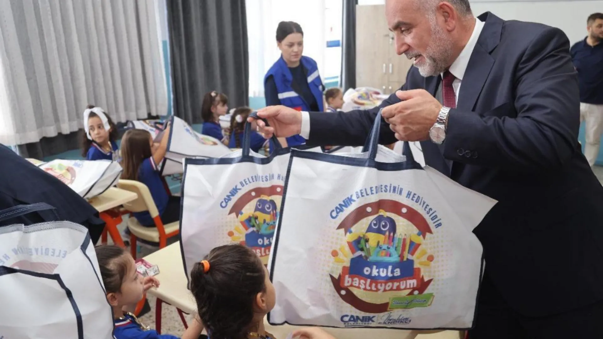 Canik Belediyesi’nden okula başlayan tüm öğrencilere çanta ve kırtasiye seti