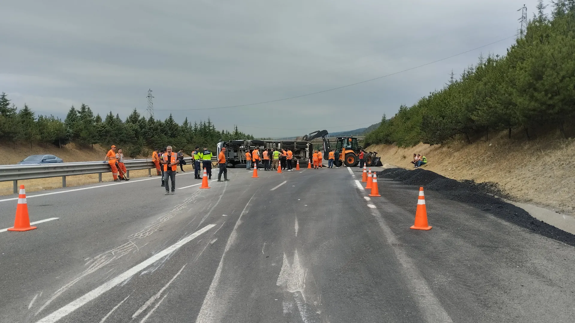 Otoyolda sıcak asfalt yüklü kamyon devrildi; Bolu Dağı Tüneli ulaşıma kapandı