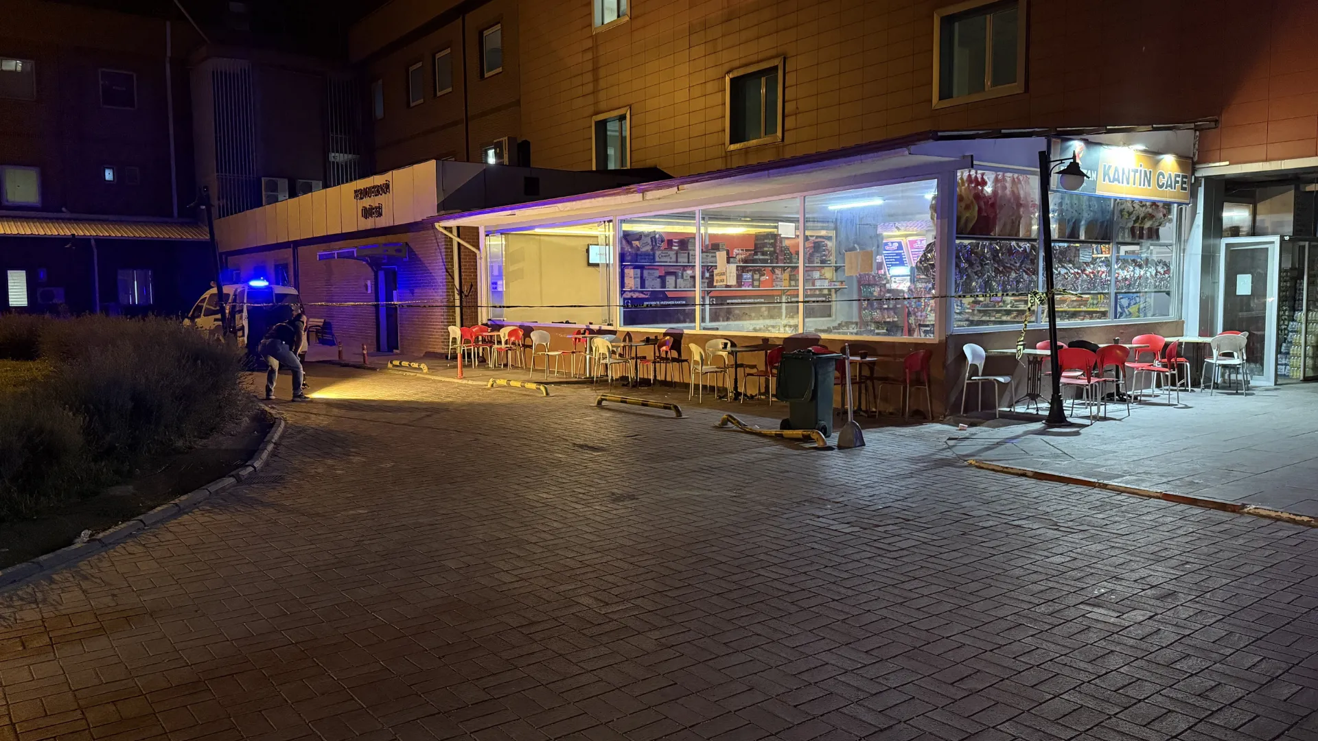 Hastane kantininde boşanma aşamasındaki eşine silahla ateş etti: 2 yaralı