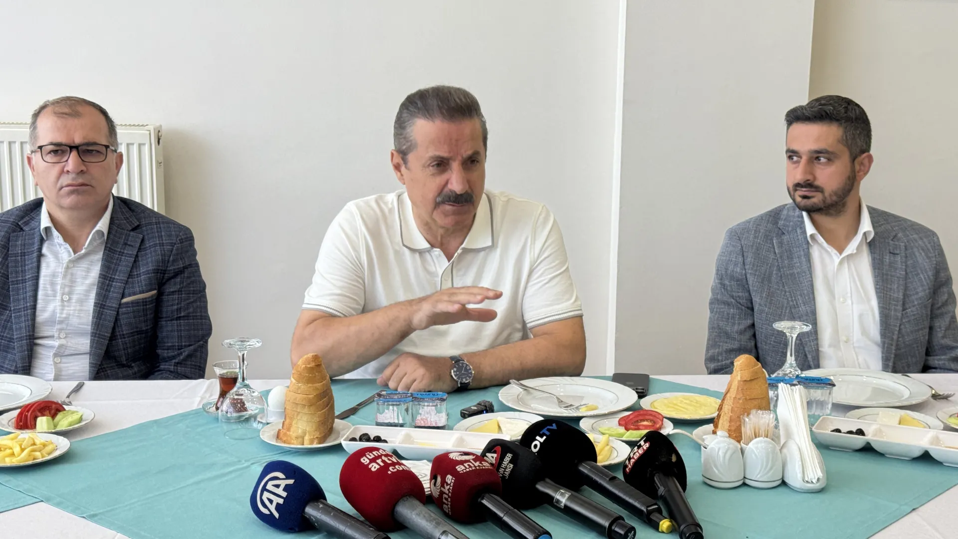 AK Parti Artvin Milletvekili Faruk Çelik, basın toplantısı düzenledi