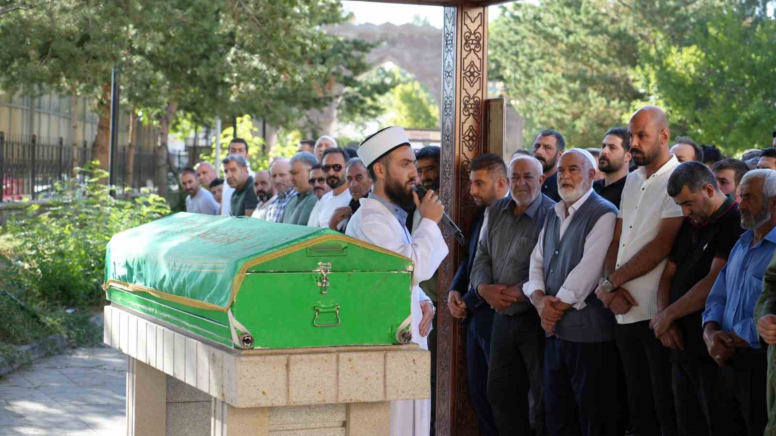 Maganda kurşunuyla hayatını kaybeden adam toprağa verildi