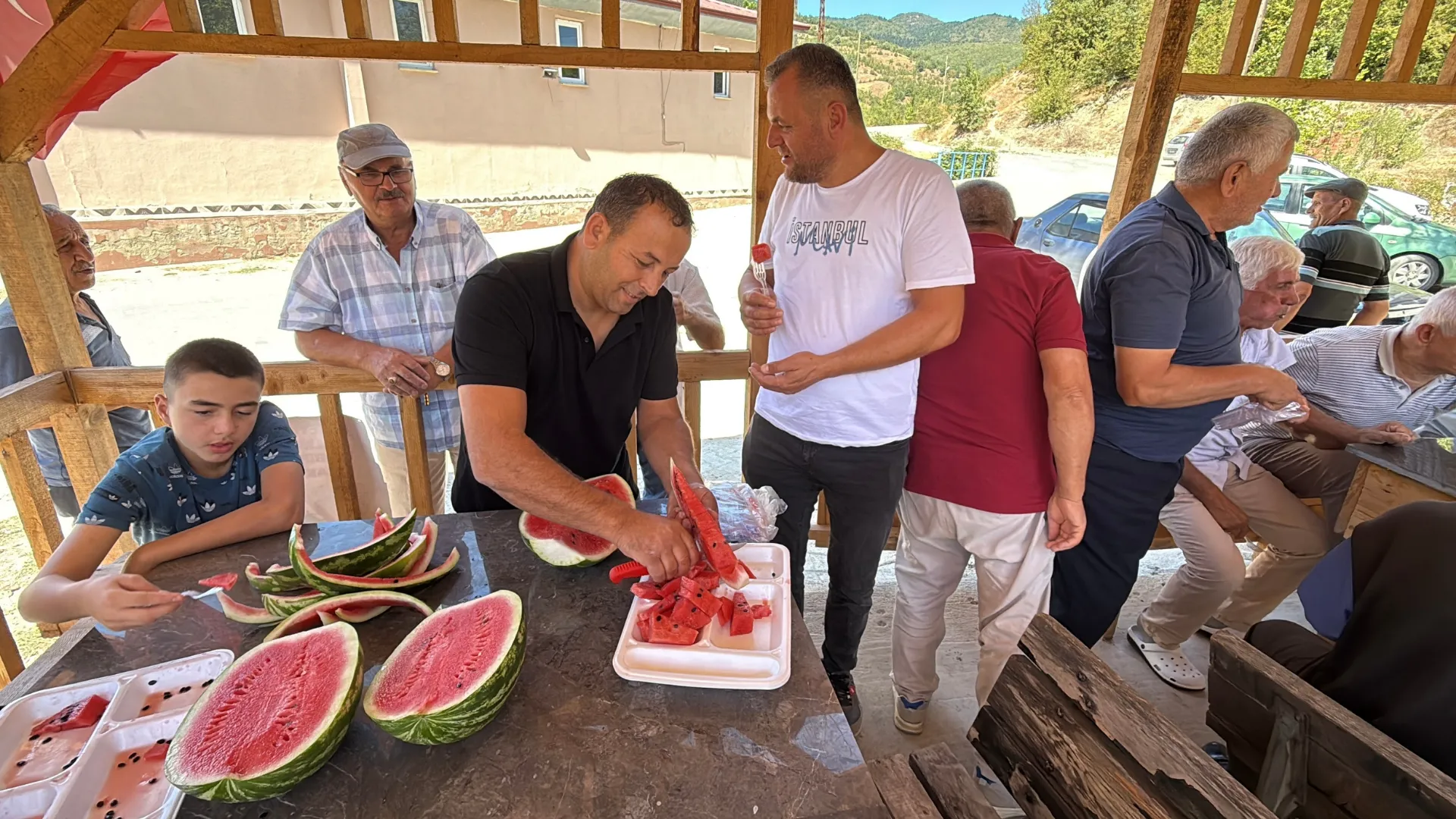 Muhtarın ürettiği karpuzlar hasat etkinliğinde köylülere ikram edildi