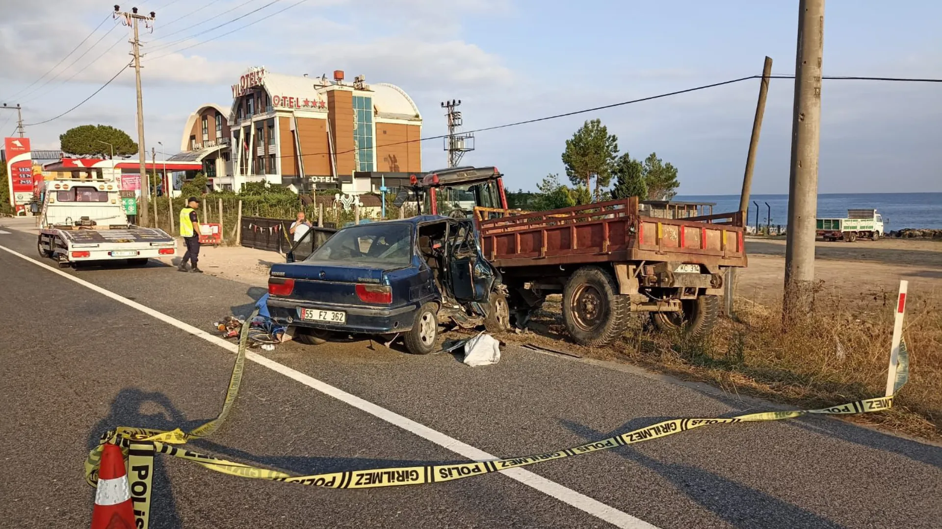 Park halindeki traktöre çarpan otomobilin sürücüsü öldü