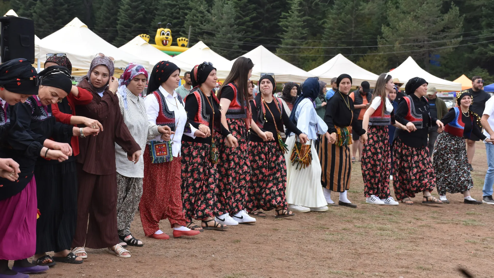 Binlerce vatandaş 3 günlük şenlikte horon teperek doyasıya eğlendi