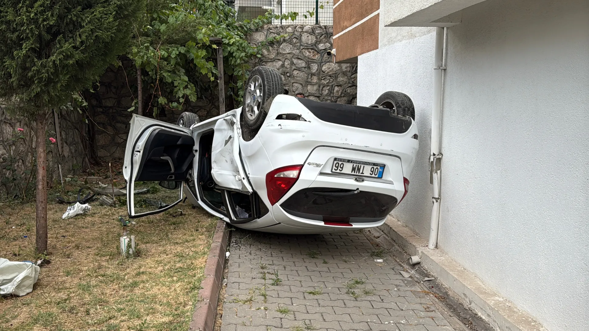 Kaza sonrası savrulan otomobil apartman bahçesine düştü: 3 yaralı