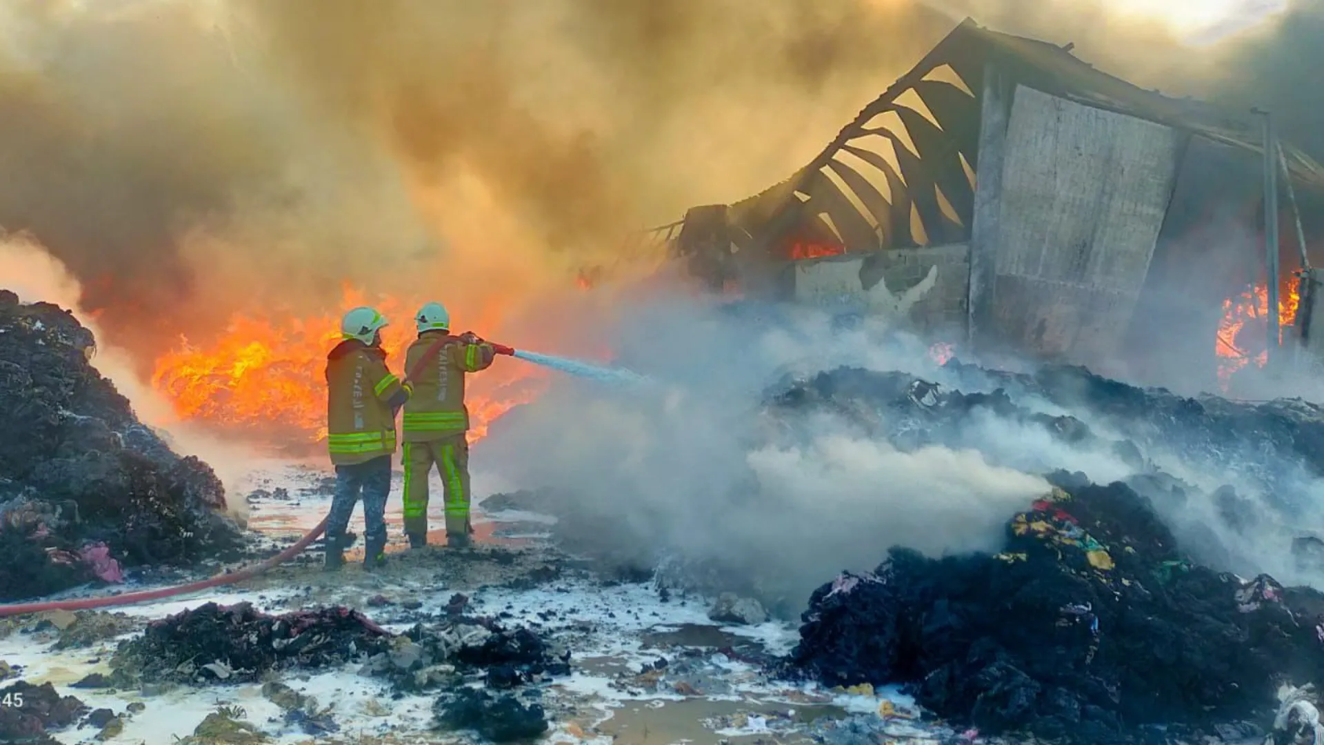 Tokat'ta kumaş geri dönüşüm deposunda yangın