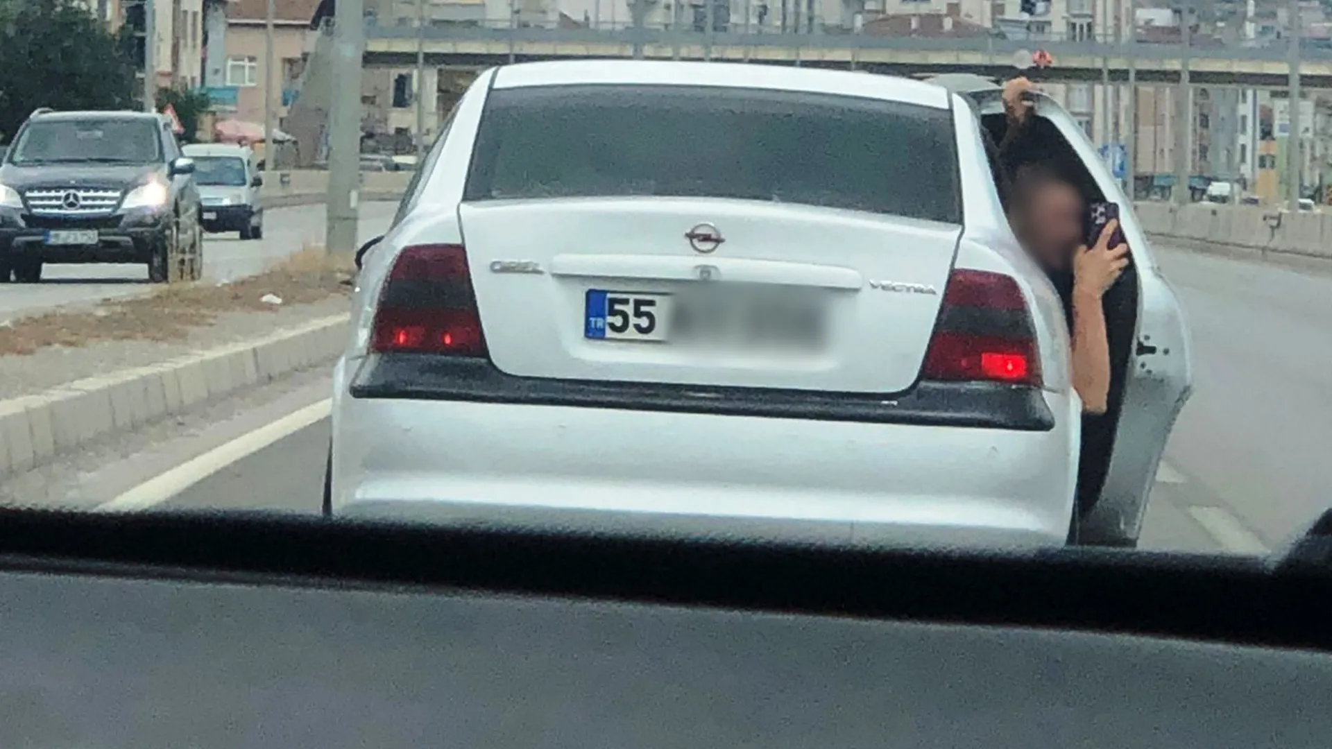 Samsun'da trafikte tehlikeli yarış: Kapıyı açıp video çektiler