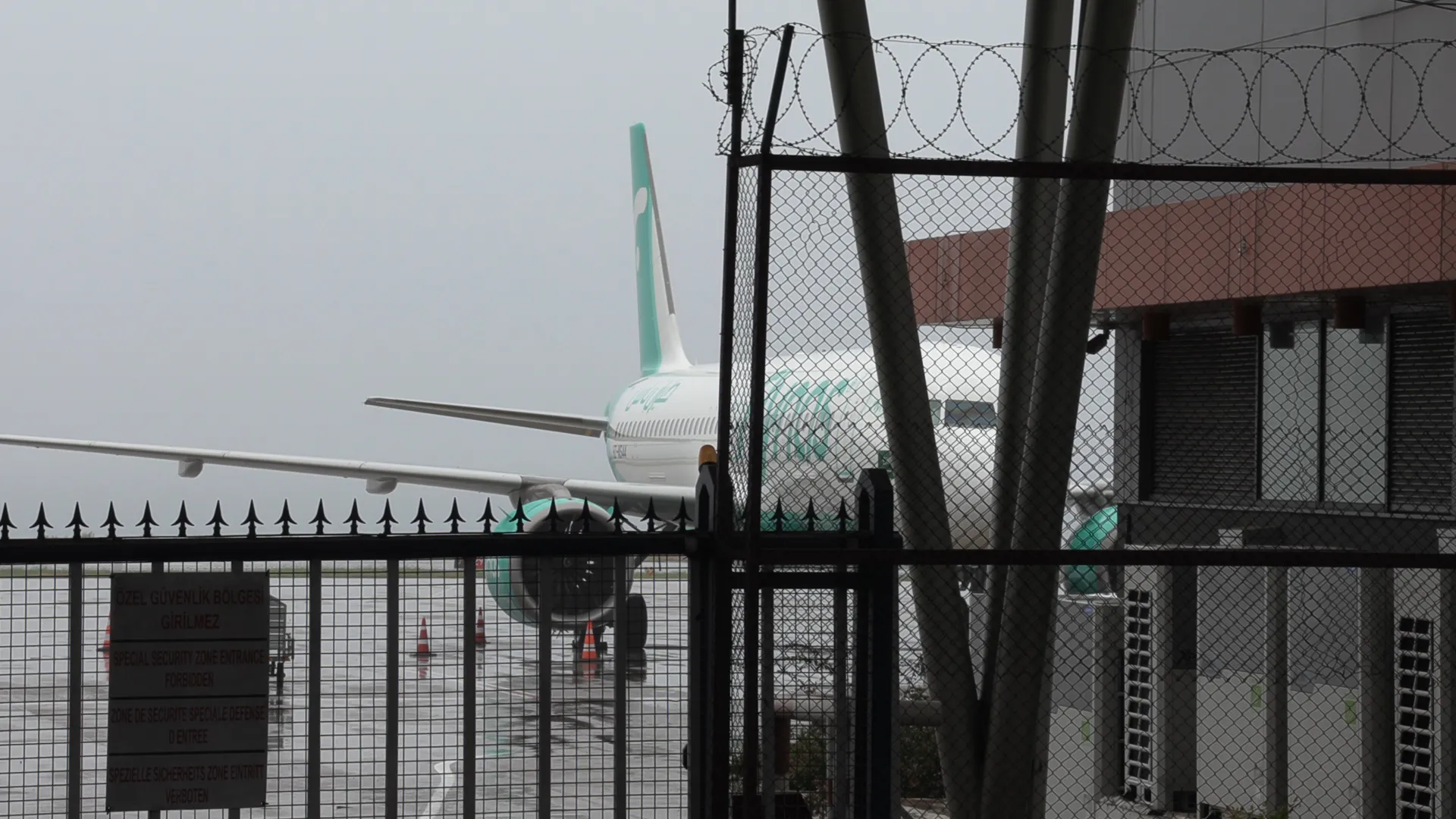 Motoru arızalanınca acil iniş yapan uçakta kapsamlı inceleme