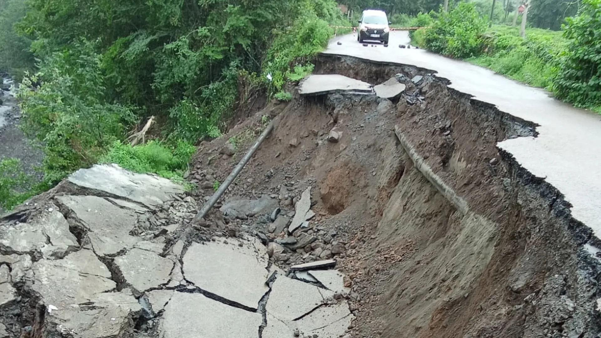 Artvin'de heyelan nedeniyle 2 köy yolu ulaşıma kapandı