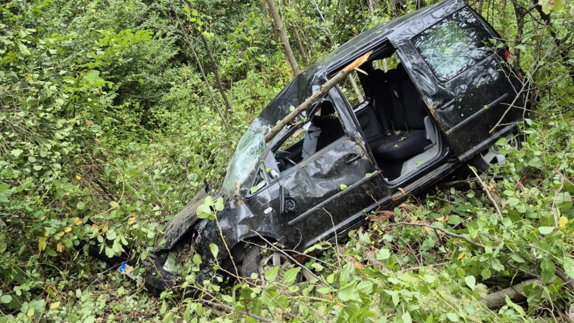 Hafif ticari araç şarampole yuvarlandı; 1 ölü 2 yaralı