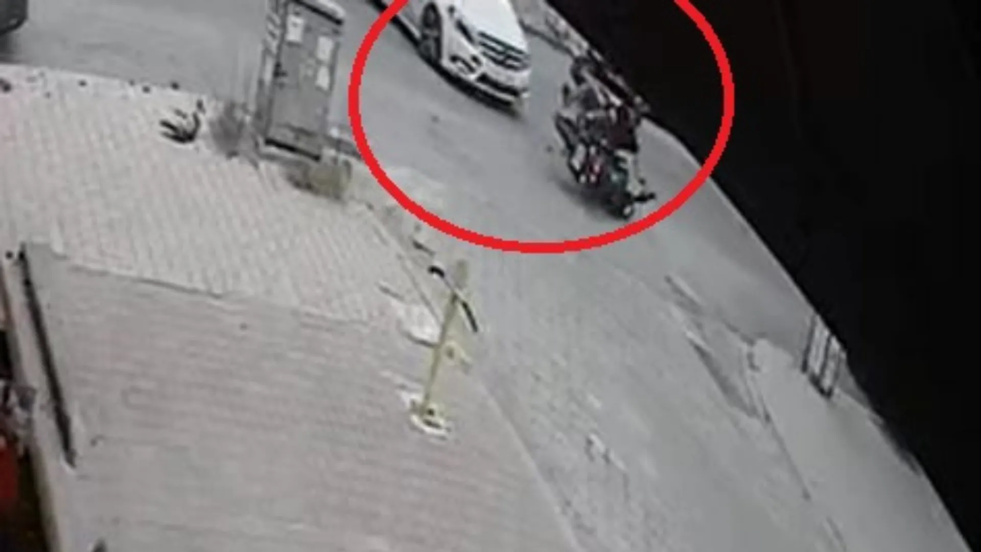 Otomobilin çarptığı motosikletteki sevgililer yaralandı