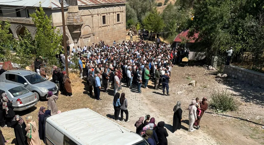 Düğün sonrası silahlı kutlamada ölen damat, toprağa verildi